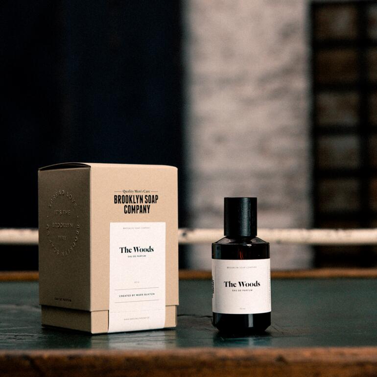 The Woods Eau de Parfum, 50 ml The Woods Eau de Parfum mit Verpackung auf einem Tisch