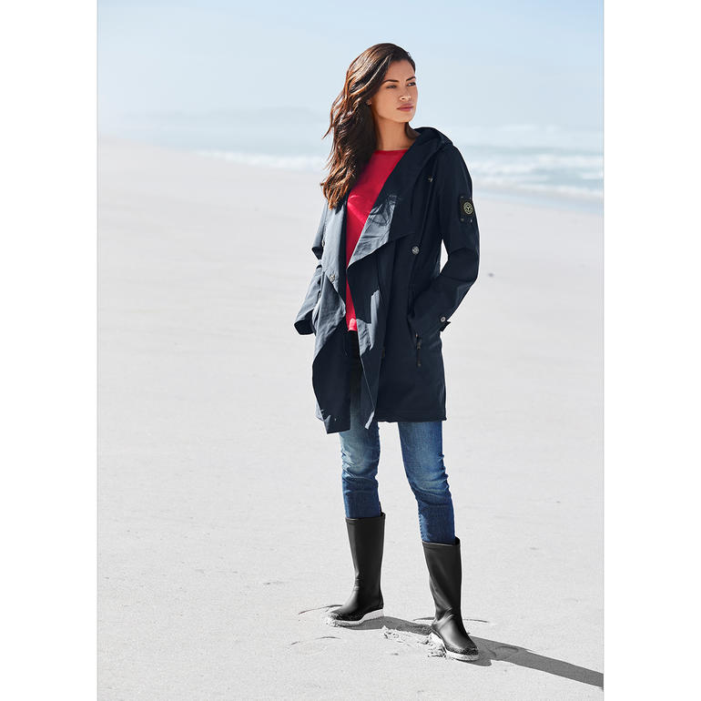 Sailors & Brides Softshell-Mantel Frau trägt einen marineblauen Softshell-Mantel am Strand
