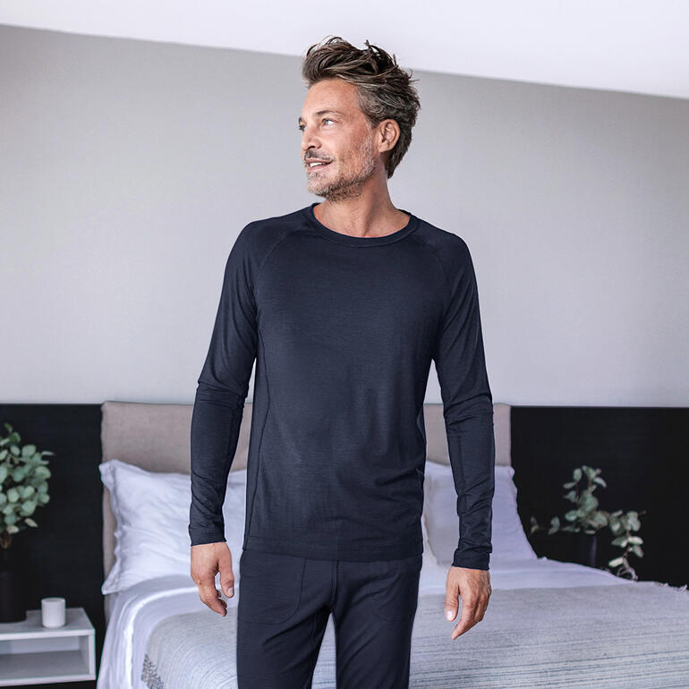 Herren-Pyjama-Shirt von Dagsmejan, Ansicht von vorne in dunkelblau.