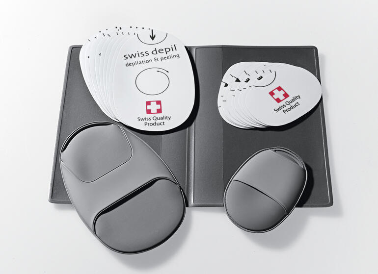 Im praktischen Etui sind je 10 Schleifpads und 2 Handschuhe sauber verstaut. Inhalt des Swiss Depil-Sets in schwarzem Etui