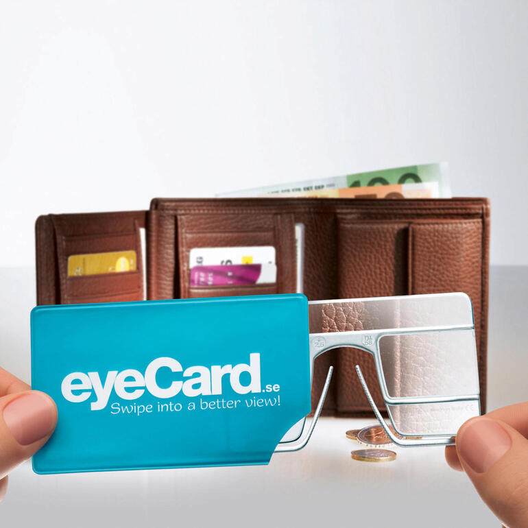 Im praktischen Kunststoff-Stecketui haben Sie Ihre eyeCard® immer dabei. eyeCard® 2er-Set neben einer Geldbörse