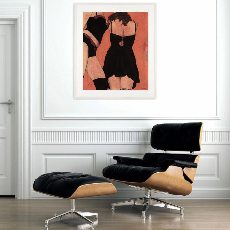 Gesichtslose und anonyme Körper in pudrigen Tönen sind ein Hauptmerkmal ihrer Arbeit. Lieferung ohne Rahmen. Kunstwerk von Judith Sturm in einem modernen Raum neben einem Stuhl.