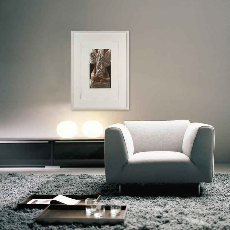 Der Künstler beschränkt sich bewusst nur auf den Torso, um das Augenmerk auf die Formen zu lenken. Rückenak von Willi Kissmer in einem stilvollen Raum mit Sofa