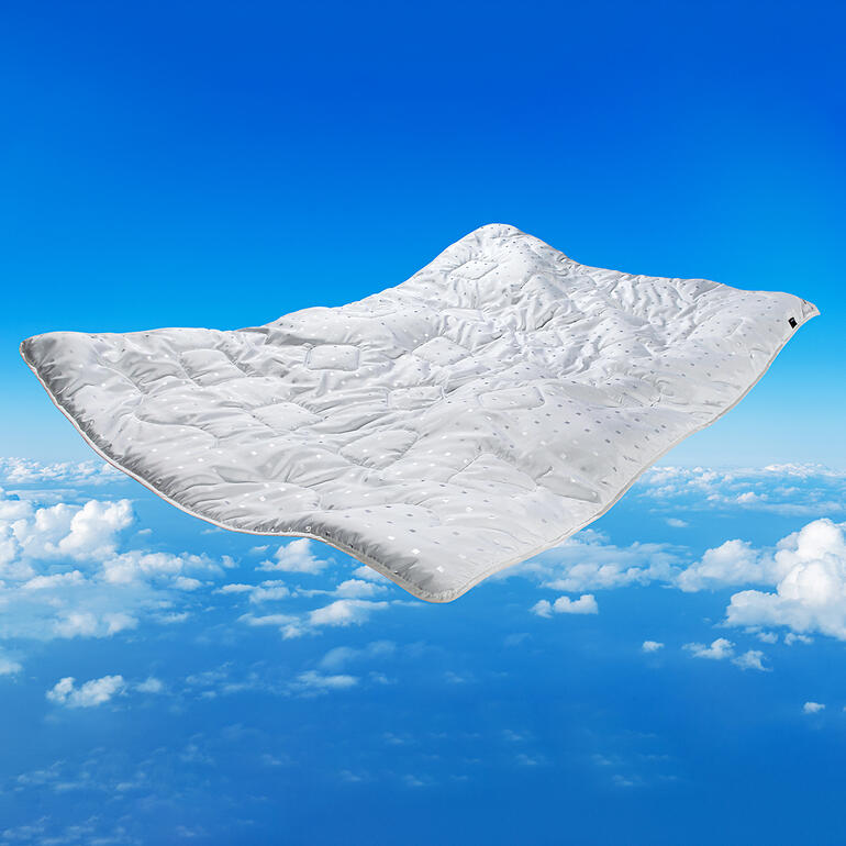 Leichtsteppbett schwebt über Wolken, 140 x 200 cm