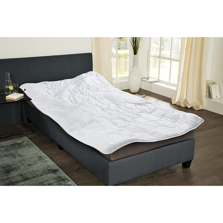Leichtsteppbett Leichtsteppbett auf einem Bettgestell in einem modernen Schlafzimmer