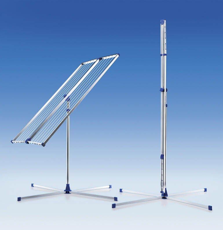 Zusammengefaltet misst Ihr Teleskop-Wäscheständer nur 4,5 x 10 x 189 cm (B x T x H) – leicht auch in schmalen Nischen zu verstauen. Bilder des Teleskop-Wäscheständers, aufgeklappt und zusammengeklappt, vor blauem Hintergrund.