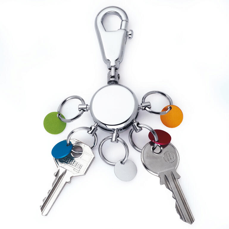 Key Organizer mit mehreren Schlüsseln und bunten Anhängern.