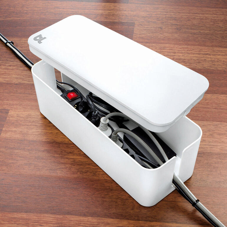 CableBox™ mini oder CableBox™ Weiße CableBox™ mini mit geöffnetem Deckel und versteckten Kabeln.