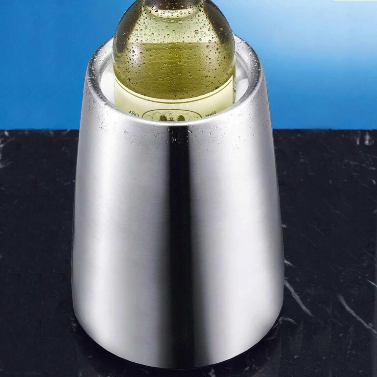 Edelstahl-Weinkühler mit einer Flasche Weißwein innen, auf schwarzem Untergrund.