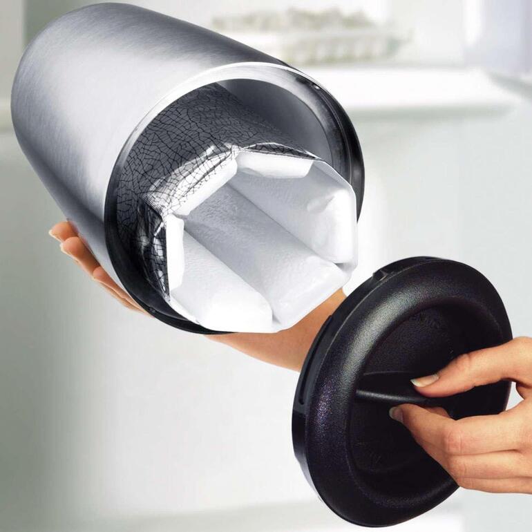 Einfach den Bodendeckel abnehmen – schon setzen Sie mit einem Griff das Rapid-Ice®-Element in die Edelstahl-Hülle des Weinkühlers. Edelstahl-Weinkühler mit abnehmbarem Deckel, welcher geöffnet ist und zwei Kühlakkus zeigt.