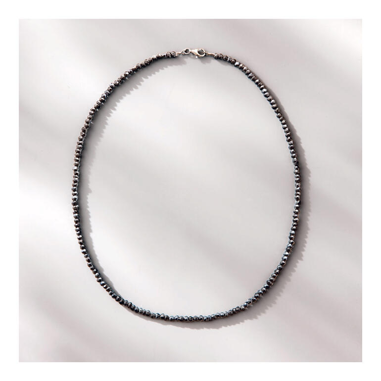 Dünne spinellkette in Schwarz mit feinem, gleichmäßigem Design.