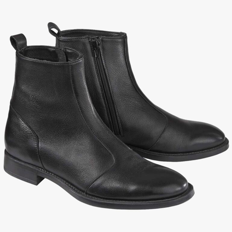 Zwei schwarze Dandy-Boots aus Leder nebeneinander, von vorn