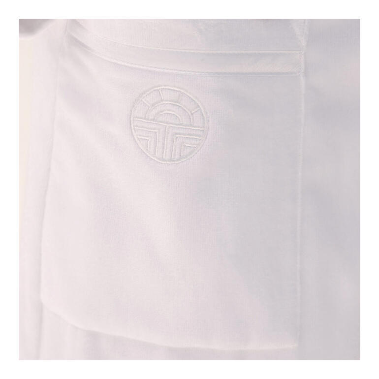 Dezente Eleganz - die beiden Taschen sind mit Satinpaspeln besetzt, auf der rechten Tasche befindet sich das Féraud-Logo. Details einer weißen Féraud Couture Bademantel-Tasche mit Logo
