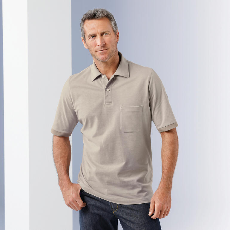 Sand Mann trägt beigefarbenes Pima-Cotton Melange-Poloshirt, lächelt.