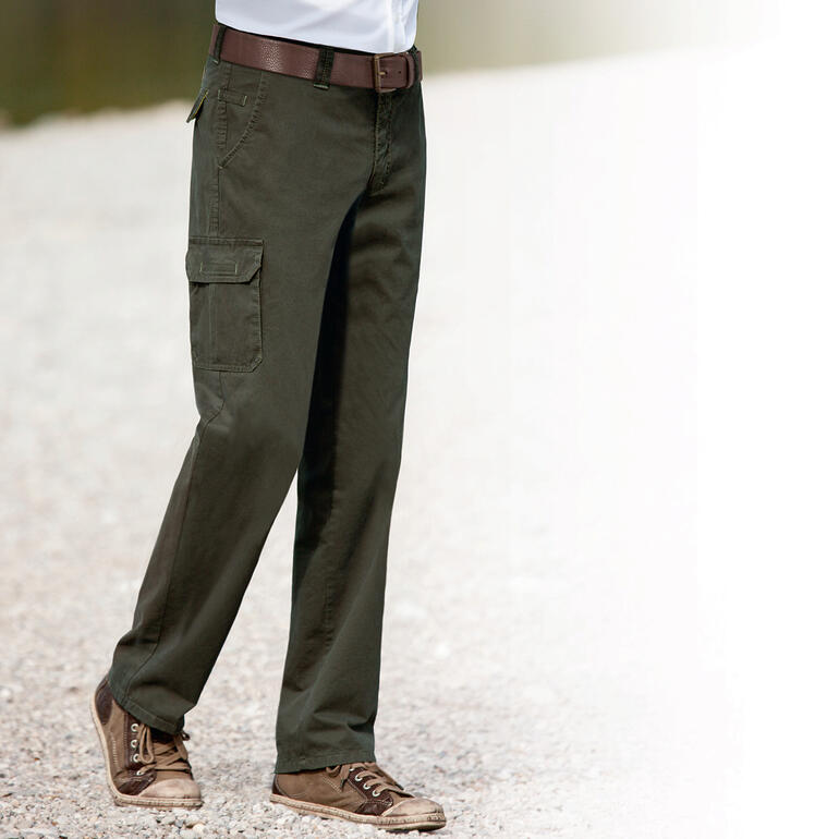 Mann trägt Pima-Cotton Allwetter-Cargo-Hose in Khaki, steht auf einem Kiesweg.