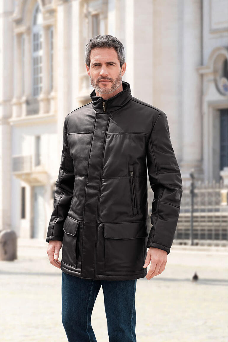 Mann trägt eine schwarze Rentiernappa-Daunenjacke mit Stehkragen.