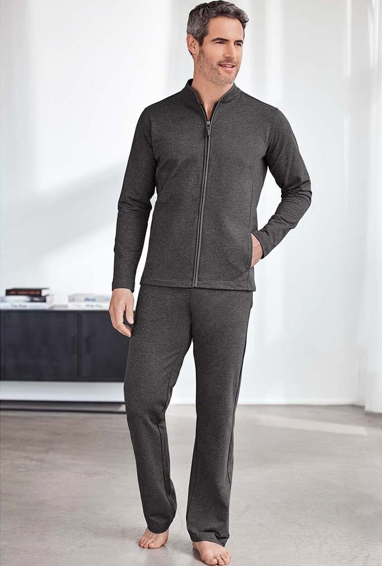 Mann trägt einen grauen Loungewear-Anzug mit Jacke und Hose.