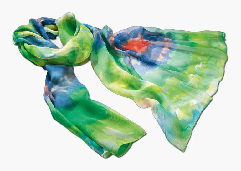 Aquarell-Seidenschal in Grün- und Blautönen, kunstvoll drapiert.