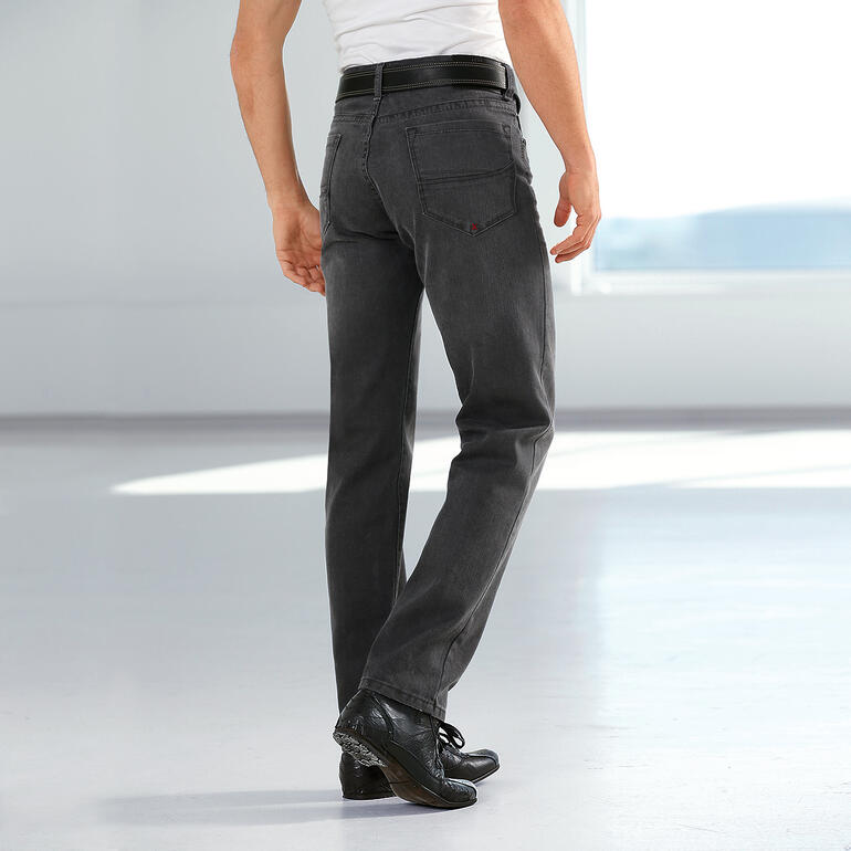 Mann trägt graue Denim-Jeans von hinten.