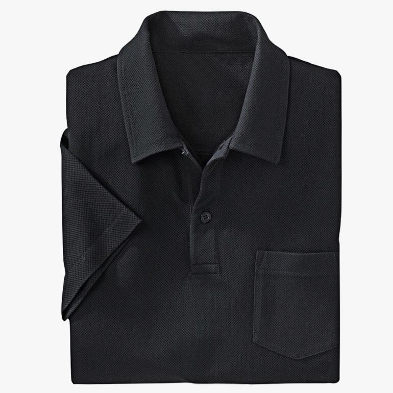 Schwarzes Mesh-Poloshirt, ordentlich gefaltet.