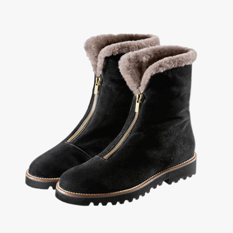 Schwarze Casanova Curling-Boots mit Innenfutter aus Kunstpelz auf weißem Hintergrund.