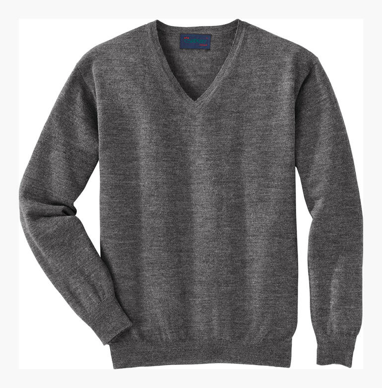 Grau-melierter Alpaka-Reisepullover mit V-Ausschnitt auf weißem Hintergrund.