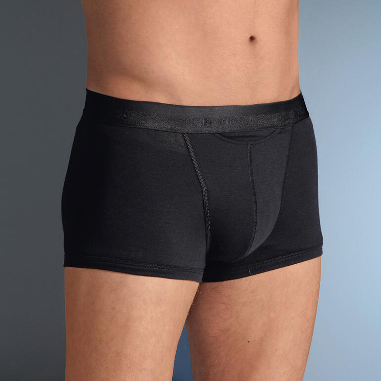 Schwarze Herren-Boxershorts mit elastischem Bund, seitlich betrachtet.