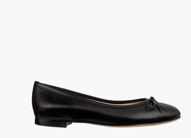 Schwarze Ballerina mit Schleife, seitliche Ansicht.