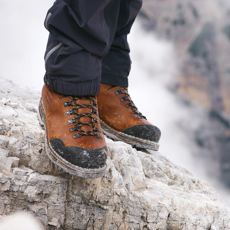 Zamberlan® Handmade-Wanderschuh Zamberlan Handmade-Wanderschuh auf felsigem Untergrund