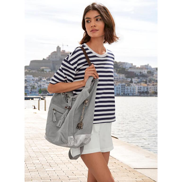 Anokhi Beuteltasche, Stone Frau trägt gestreiftes Boxy-T-Shirt mit Tasche am Strand