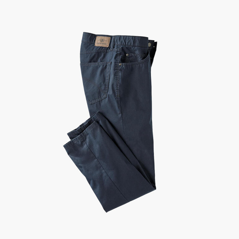 Coolmax® Sommer-Five-Pocket-Hosen liegen gefaltet auf einem weißen Hintergrund.