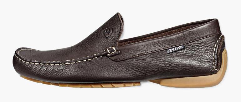 Seitenansicht eines waschbaren Snipe-Lederslippers für Männer in schwarz.