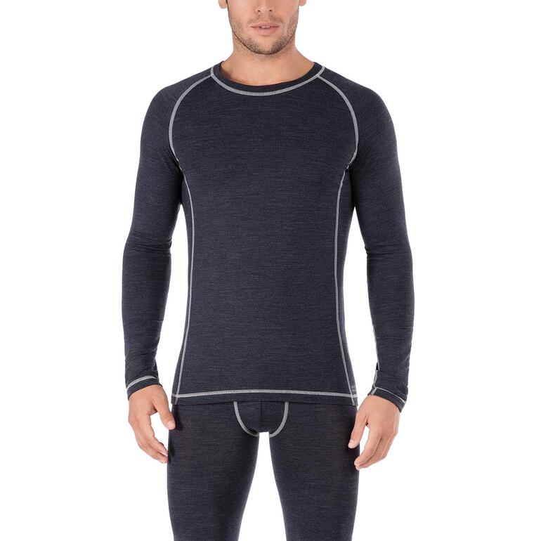 Mann in dunkelgrauem Active Wool Oberteil steht frontal.