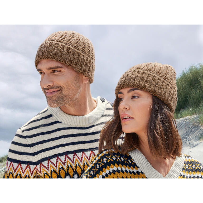 Fisherman-Kamelhaarmütze Mann und Frau tragen beide braune Fisherman-Kamelhaarmützen.