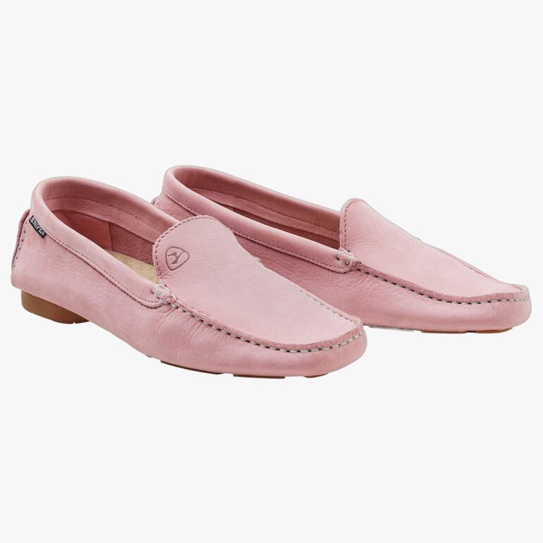 Paar rosafarbener Snipe®-Lederslipper für Damen, Vorderansicht.