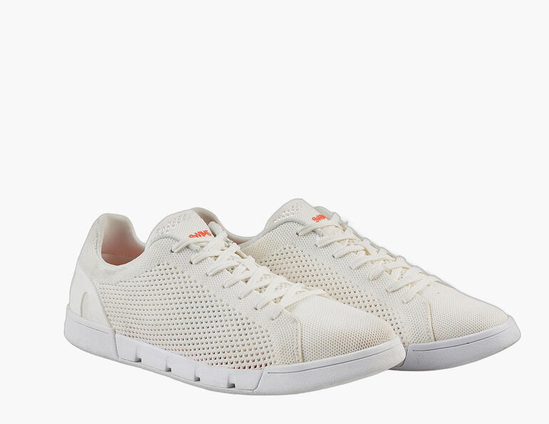 Zwei weiße Swims Wash&Wet-Sneaker mit einem atmungsaktiven Obermaterial.