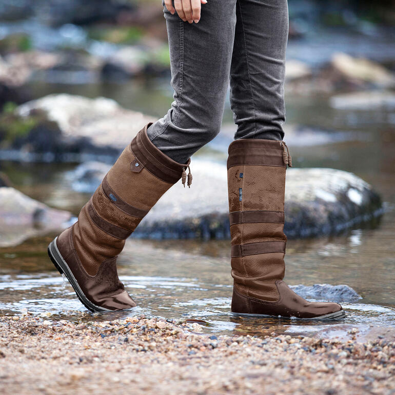 Dubarry Wasserdichte Lederstiefel Frau trägt Dubarry wasserdichte Lederstiefel im Wasser in der Natur.