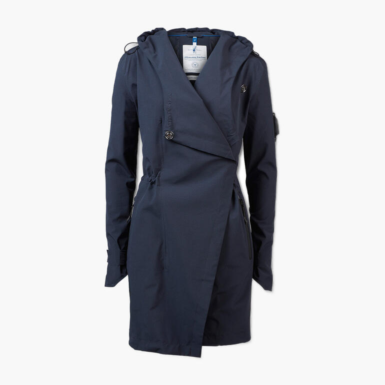 Navy-blauer Softshell-Mantel hängt an einem hanger mit Etikett.