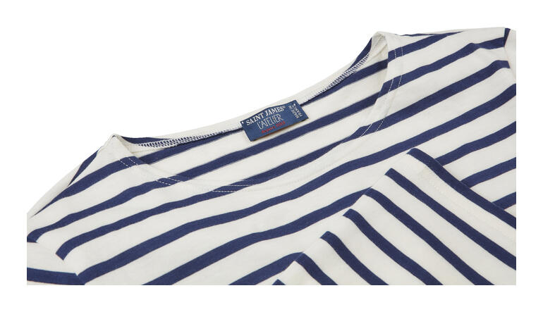 Langarm-Shirt, Ecru/Marine Nahaufnahme des Kragens eines Herren-Bretagne-Shirts mit gestreiftem Design.