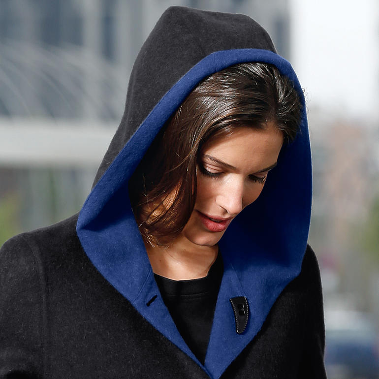 Klassisch in Schwarz, modisch in Royalblau: Die beiden Wendeseiten erzeugen reizvolle optische Kontraste. Und ermöglichen zahlreiche Kombinationen mit Ihrer vorhandenen Garderobe. Alpaka-Dufflecoat mit blauer Innenseite auf weißem Hintergrund
