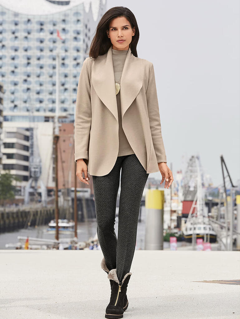 RAPHAELA BY BRAX Steghose Hahnentritt Beige Walk-Blazer in städtischer Umgebung