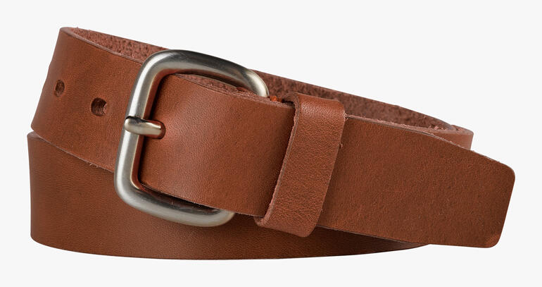 Hellbrauner Gürtel aus Leder mit metallischer Schließe.