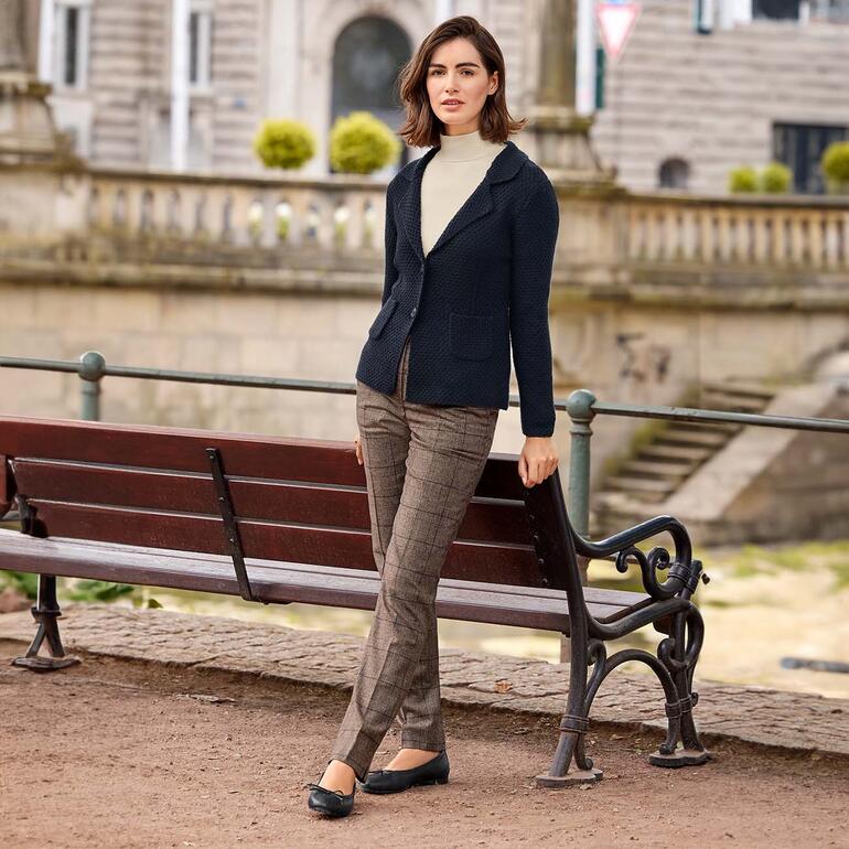 Carbery Brickwork-Strickblazer Frau in Blazer sitzt auf einer Parkbank in der Stadt.