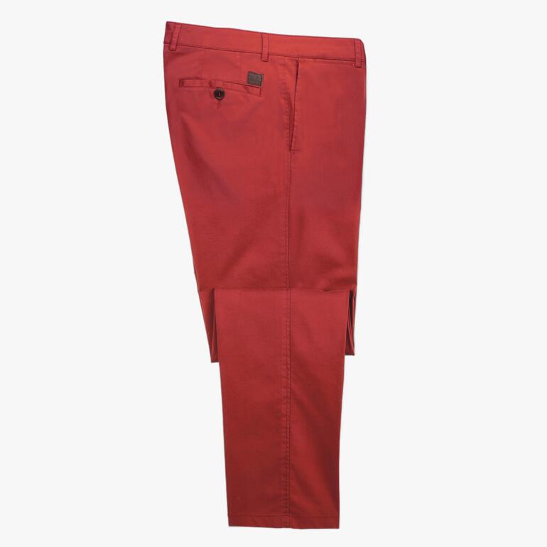 Rote Edel-Chinos, Größe 25, flach liegend.