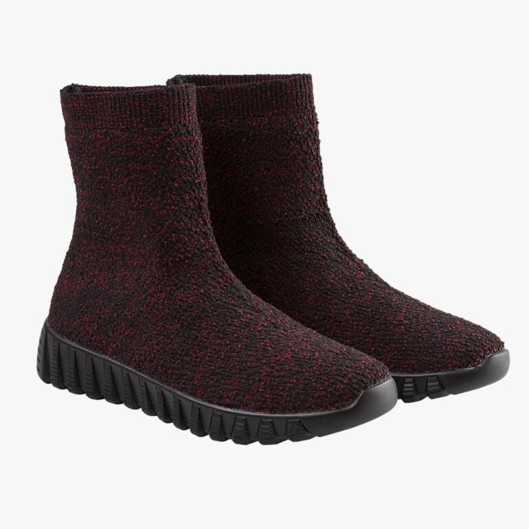 Schwarze Knit-Boots aus elastischem Material mit Gummisohle.