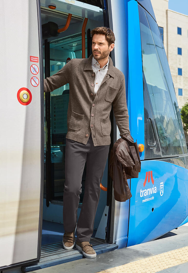 Carbery Edel-Cardigan Mann verlässt Tram in Braunen Cardigan und heller Hose