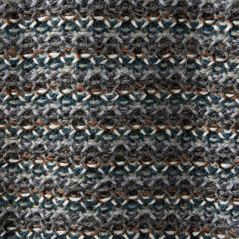 Detailaufnahme eines grauen 7-Farben Alpaka-Pullovers mit strukturiertem Muster.