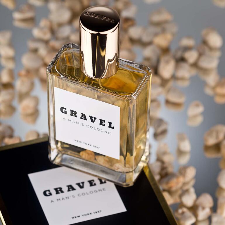 Gravel Eau de Parfum Spray, 100 ml Gravel Eau de Parfum Spray, 100 ml, neben Steinen auf einem spiegelnden Tisch.