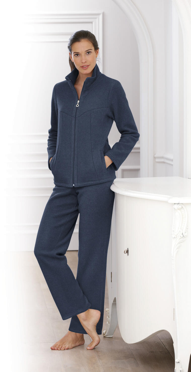 Tintenblau Frau in navy Fleece-Homesuit mit Reißverschluss und offenen Taschen.