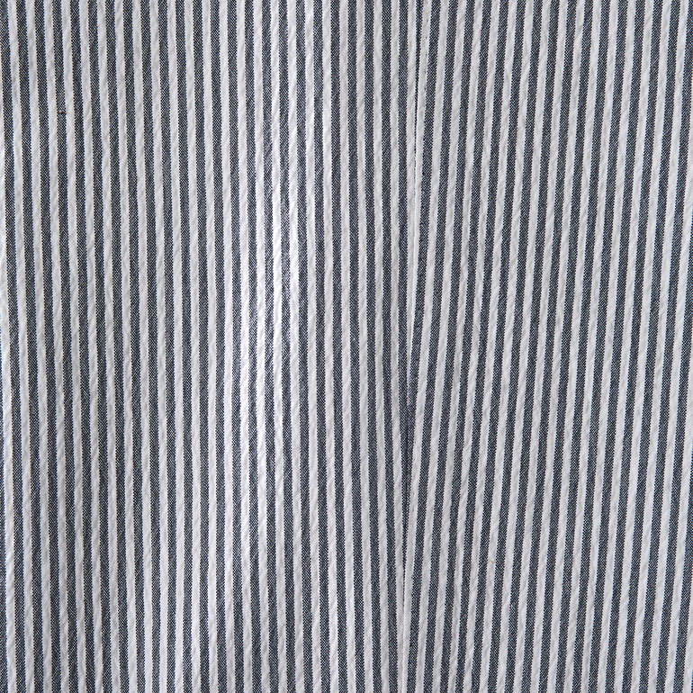 Weiß/Blau Nahansicht des Stoffes einer Seersucker-Hose mit gestreiftem Muster